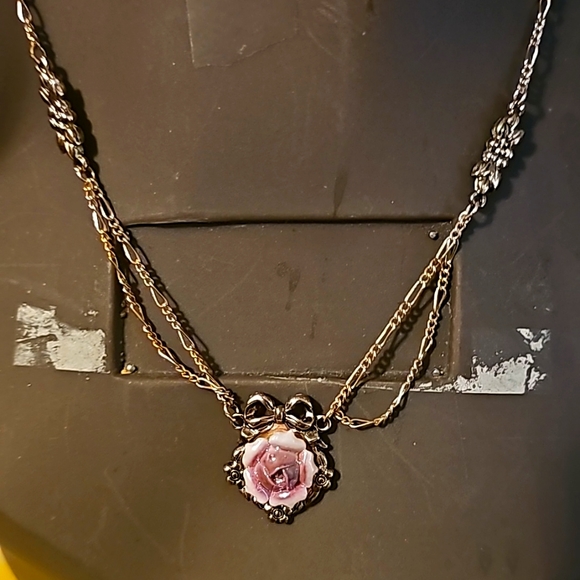 Lovely Vintage Gold-tone Pink Porcelain Rose Pendant Necklace by Avon - Picture 5 of 9
